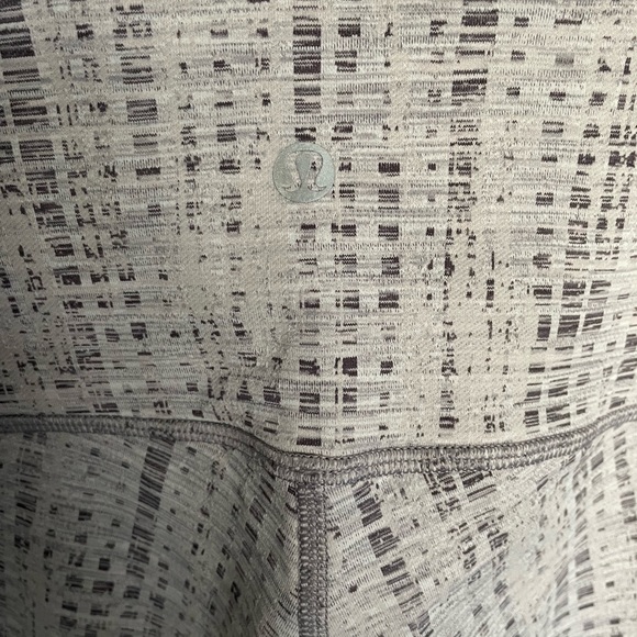 Lululemon cropped leggings in grey pattern, size 6 - Picture 4 of 7